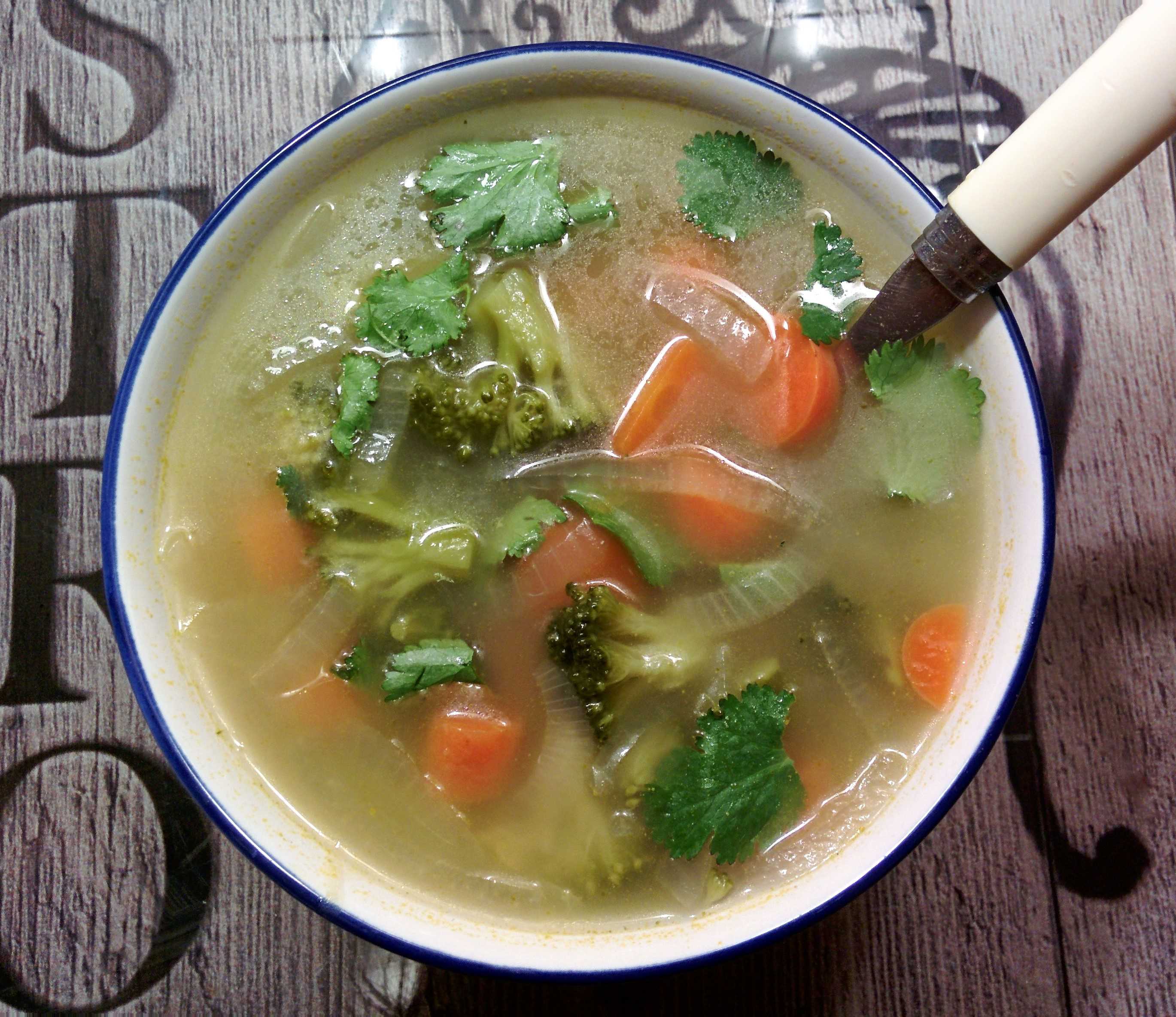 Sopa vegetal con un toque vietnamita