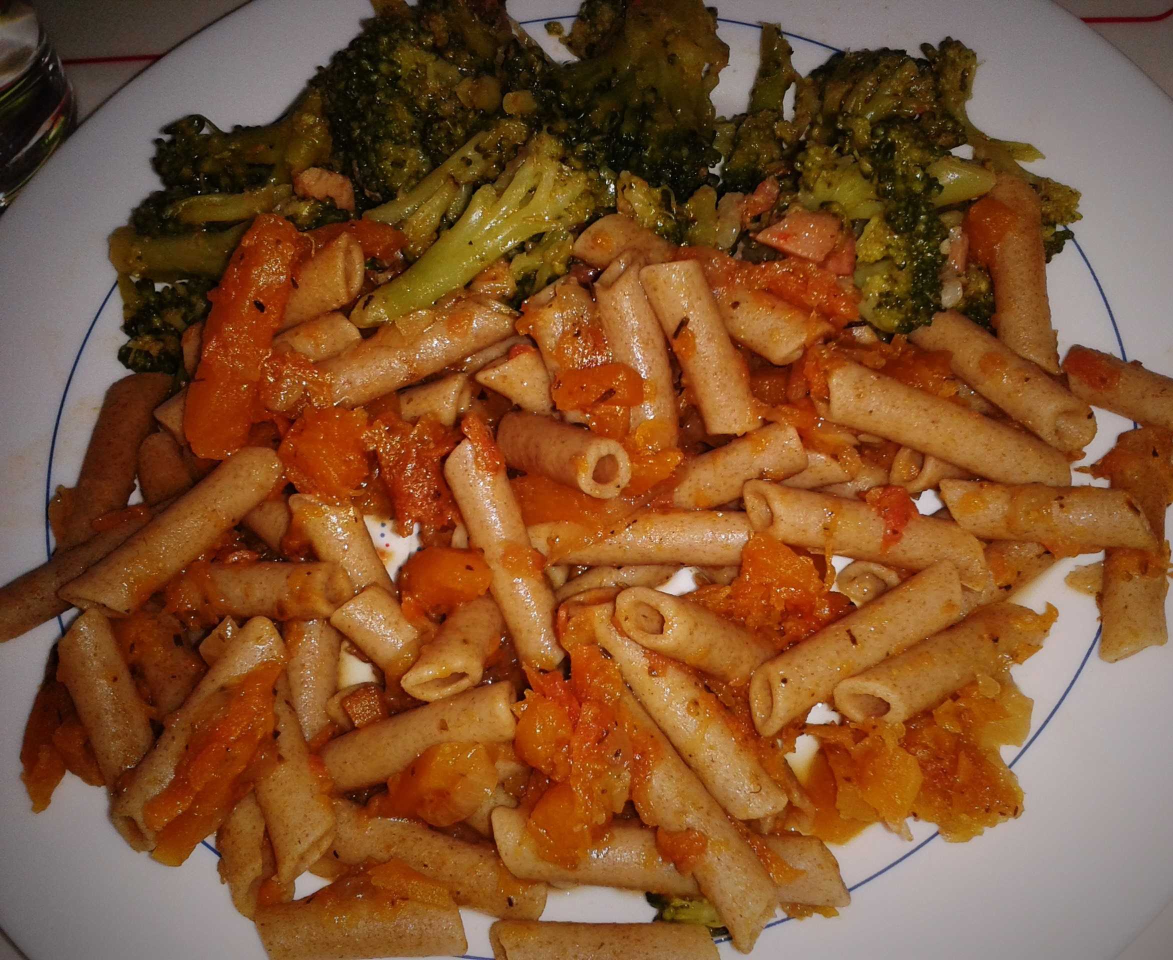 Macarrones integrales con calabaza y brócoli