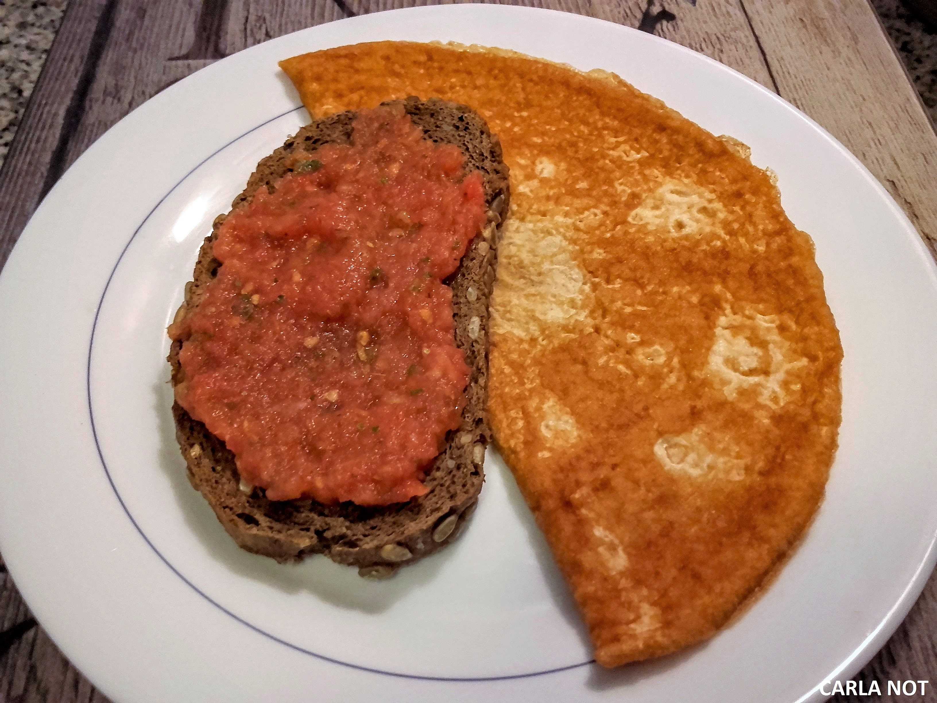 Tortilla de claras con pan de centeno y tomate