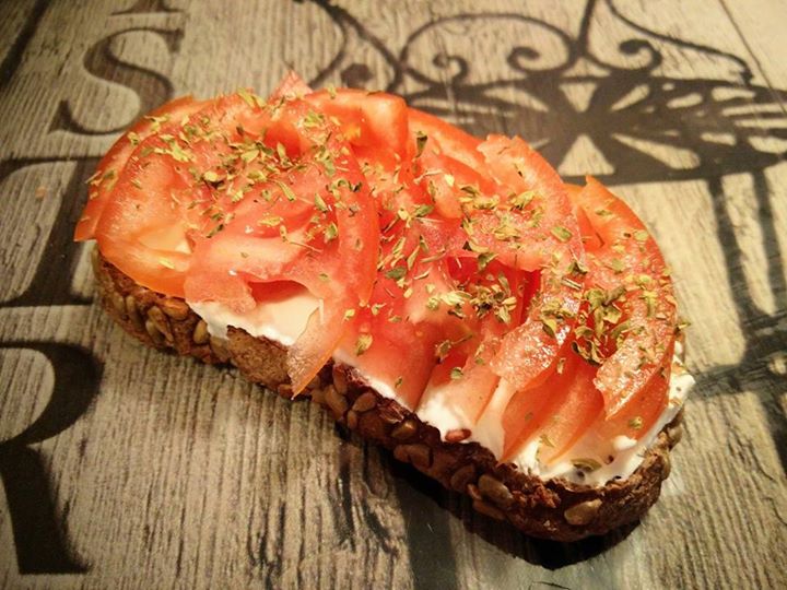 Tostada tomate fresco y queso de untar