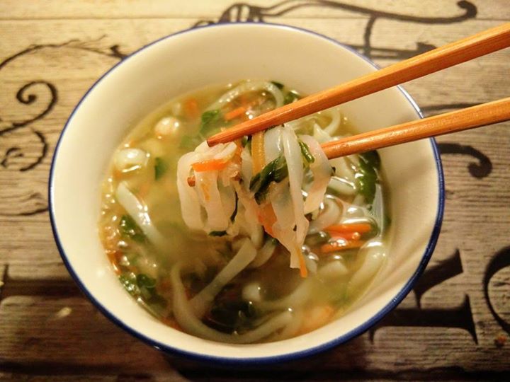 Sopa juliana con gambitas y fideos de konjac