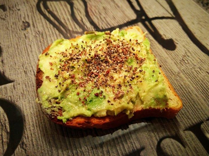 Tostada integral con aguacate y semillas