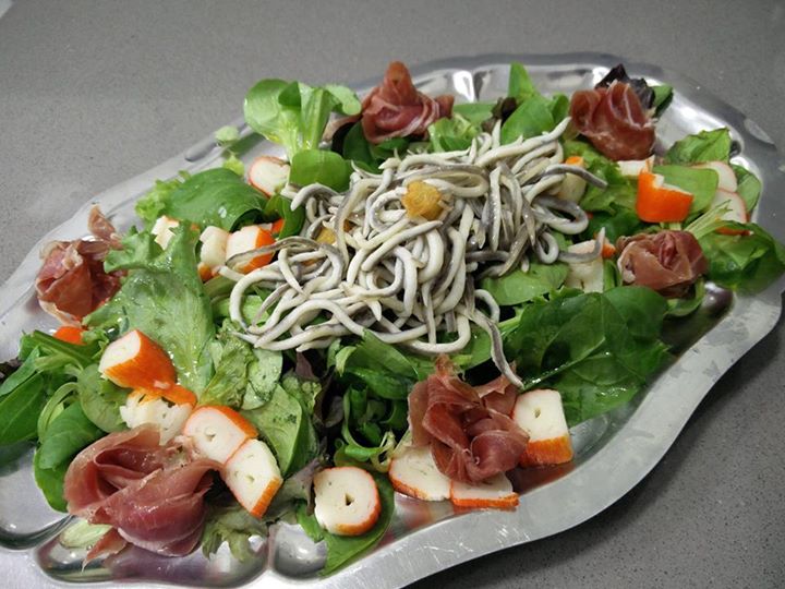 Ensalada con gulas y jamón