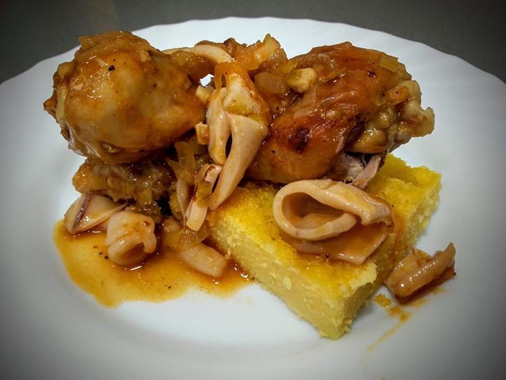 Muslitos con calamares y polenta