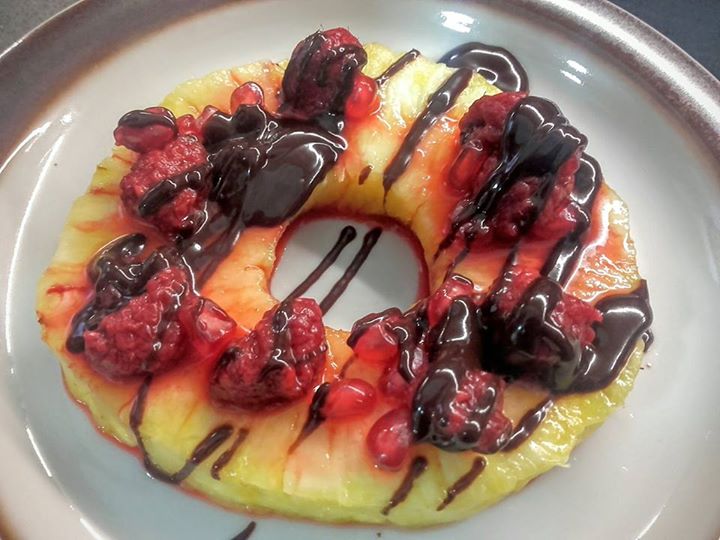 Piña con chocolate y frutos rojos