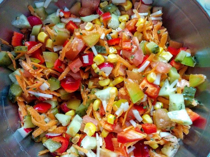 Ensalada sin hojas con maíz