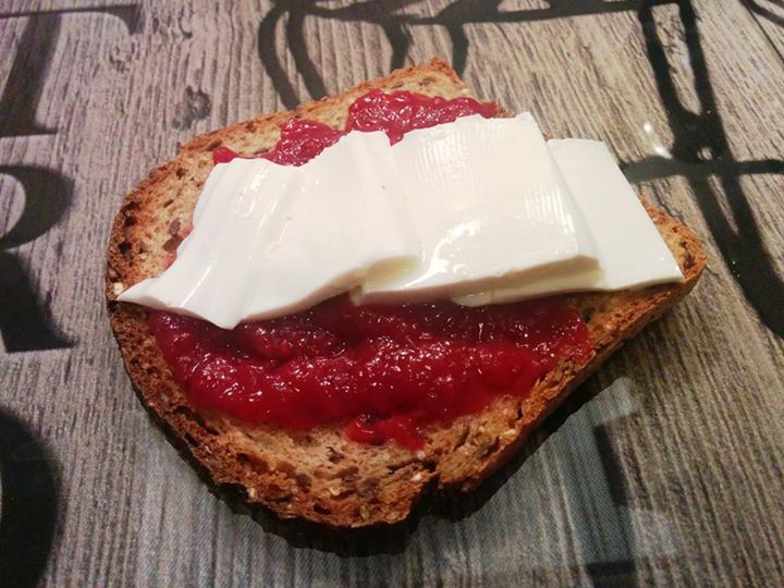 Pan de linaza con mermelada y queso fresco