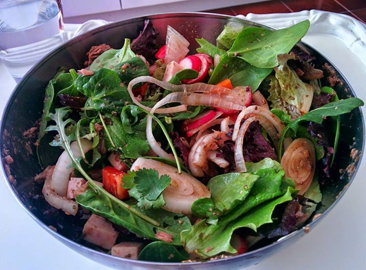 Ensalada con atún y dados de pavo