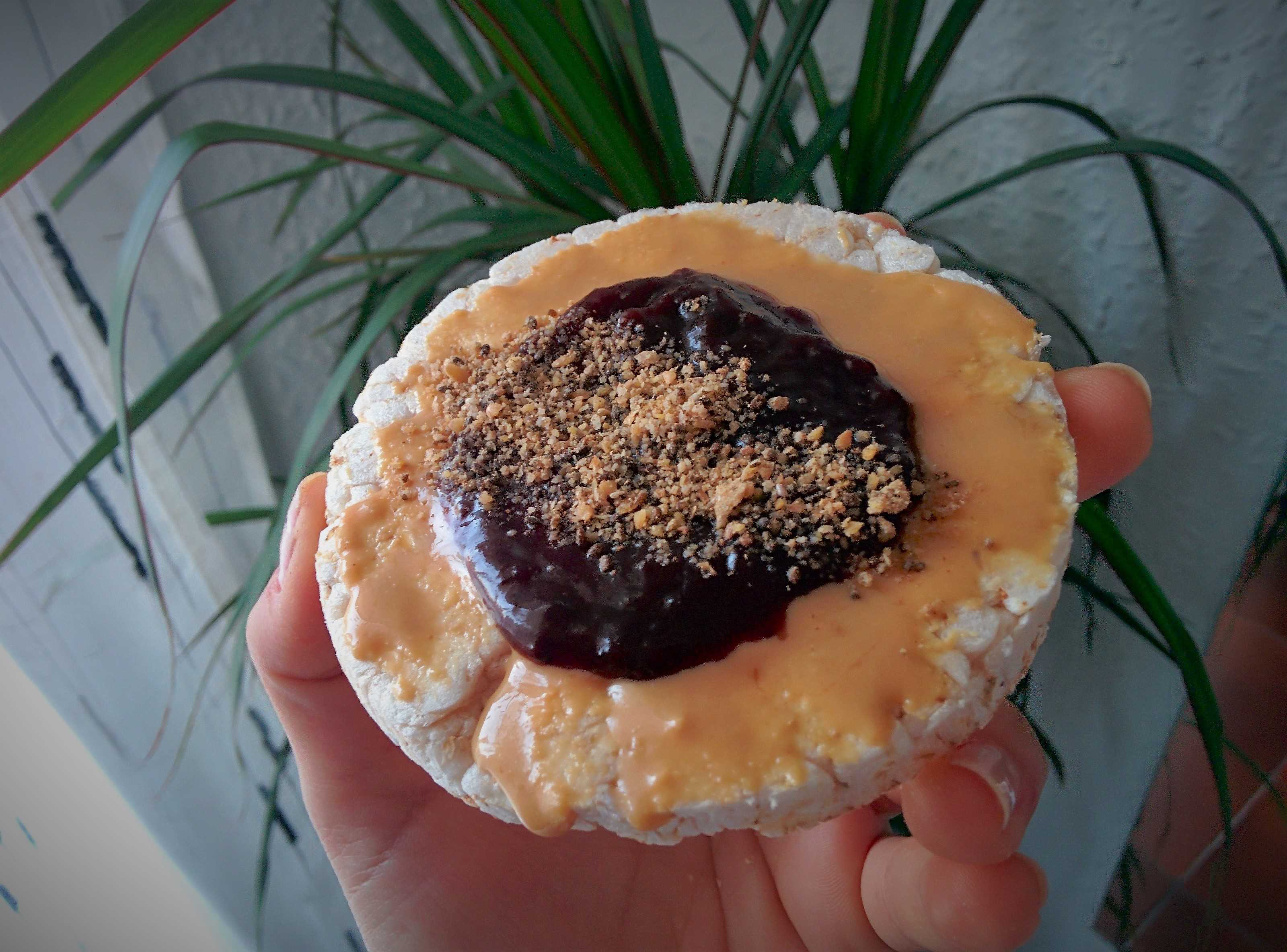 Tortita de arroz con tahini, mermelada de mora y mezcla de semillas