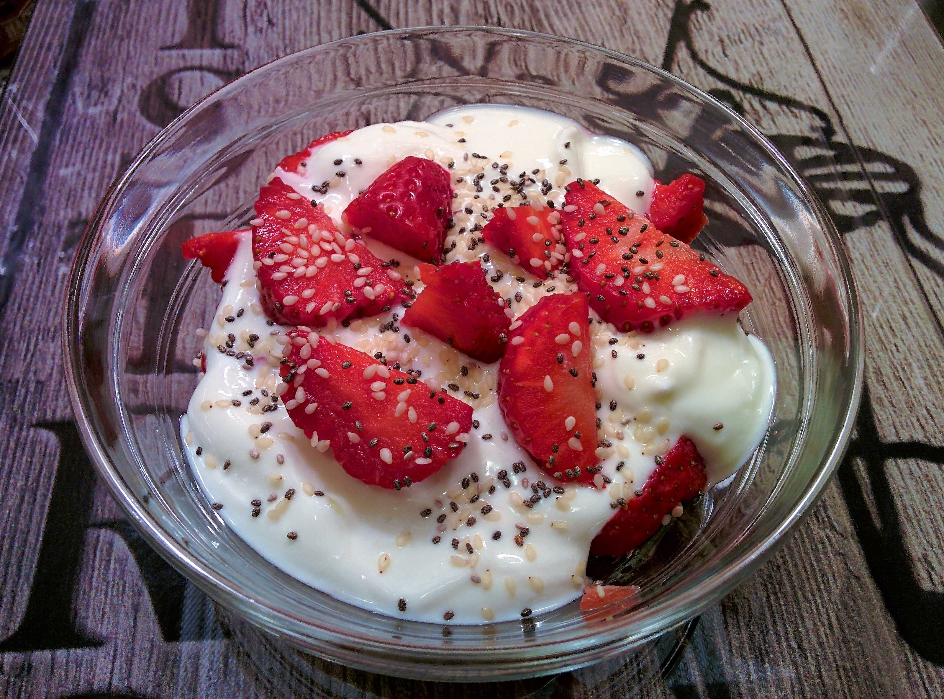 Queso fresco batido con fresas y semillas