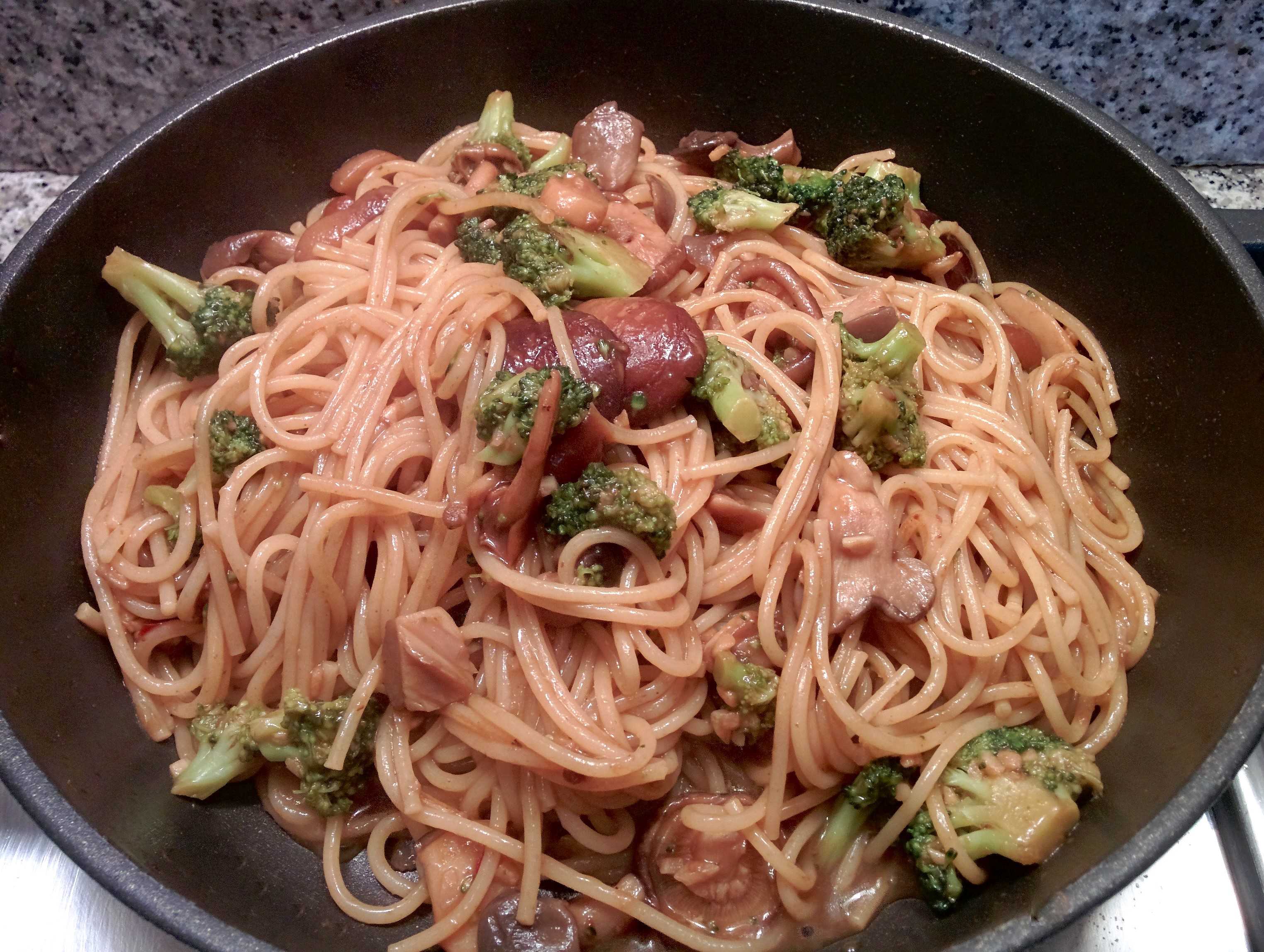 Espaguetis integrales con brócoli y setas