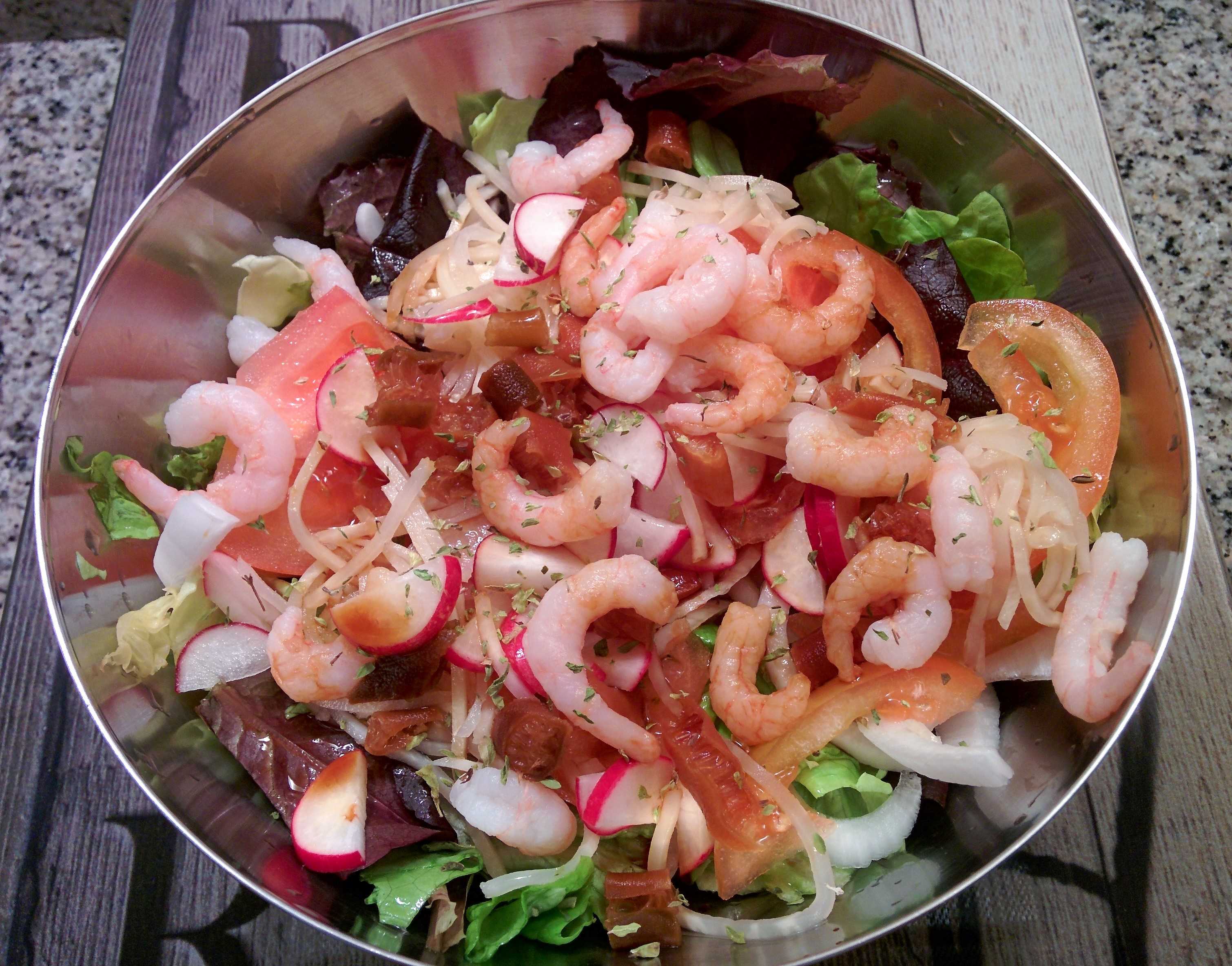 Ensalada con gambitas y algas