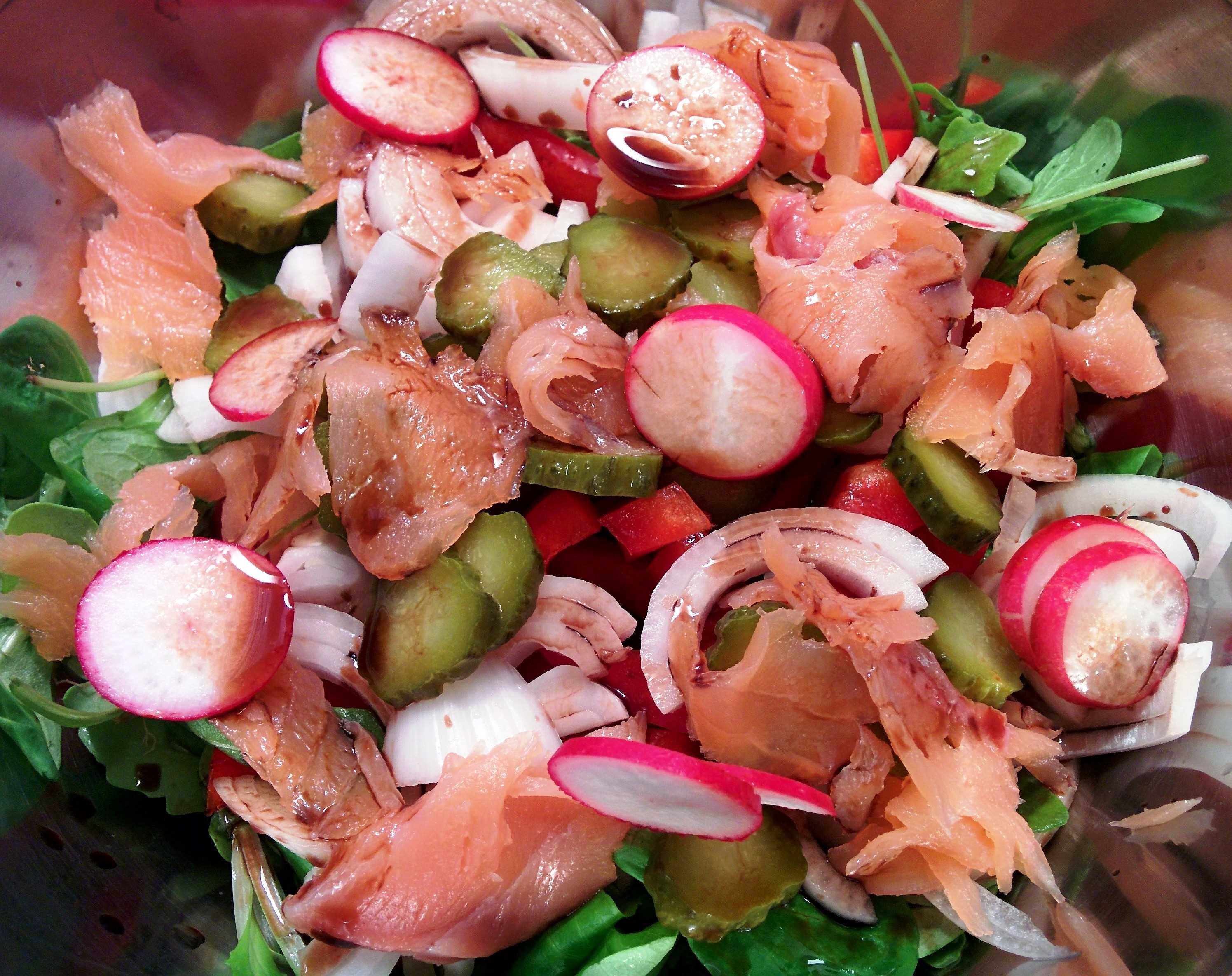 Ensalada con salmón ahumado y hortalizas