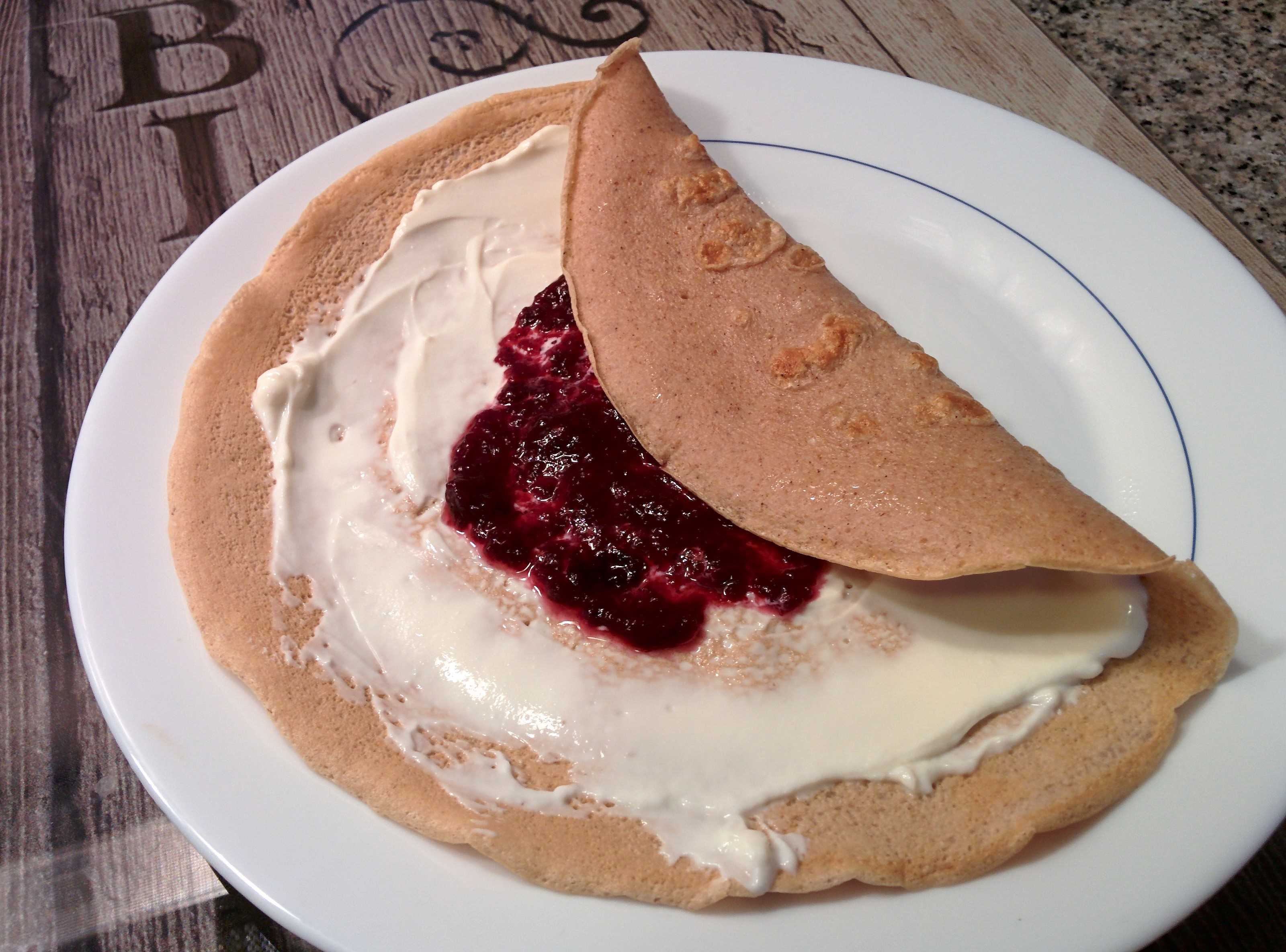 Crepes ligeras con queso de untar y mermelada