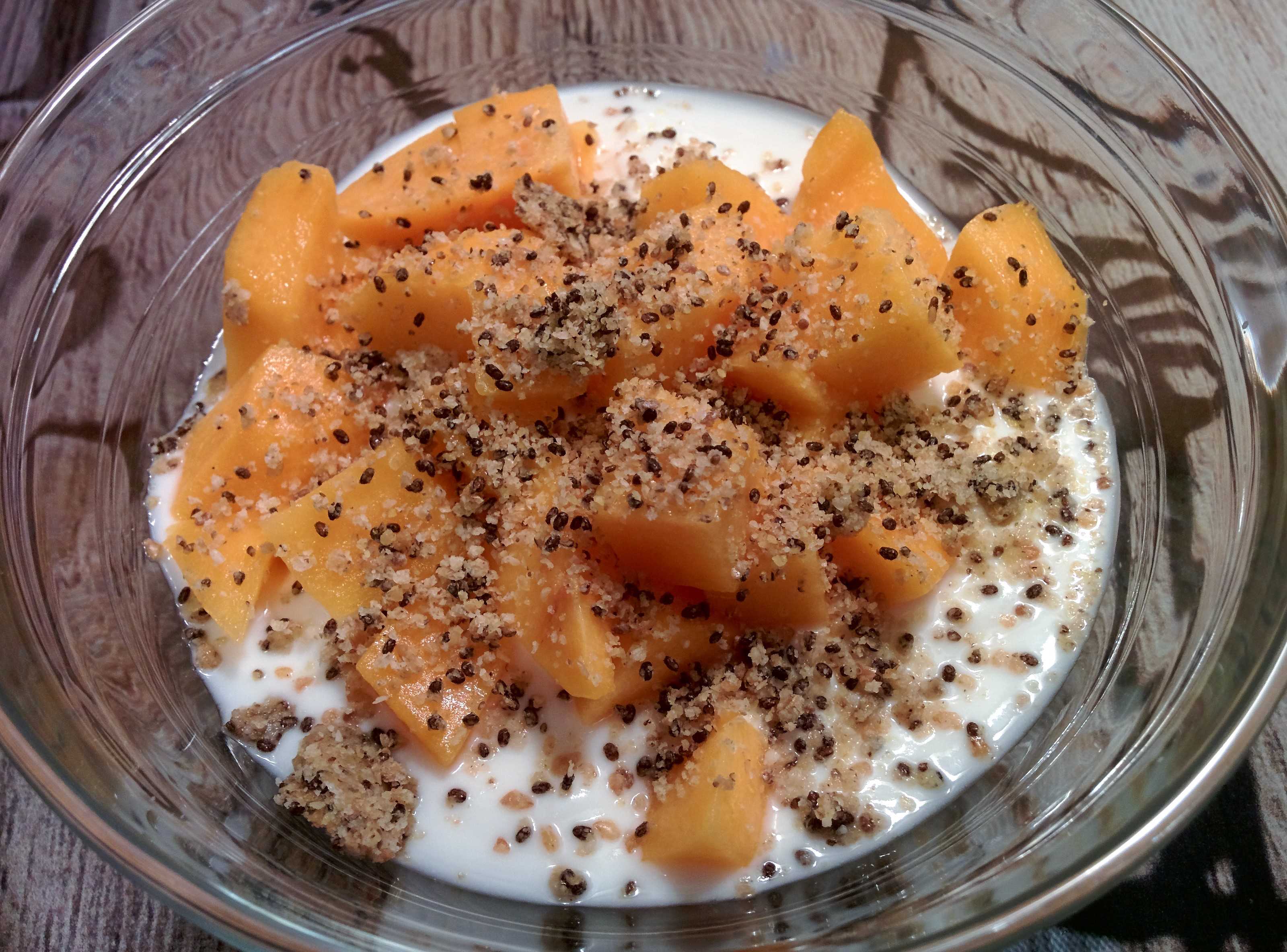 Yogur de soja con fruta y semillas