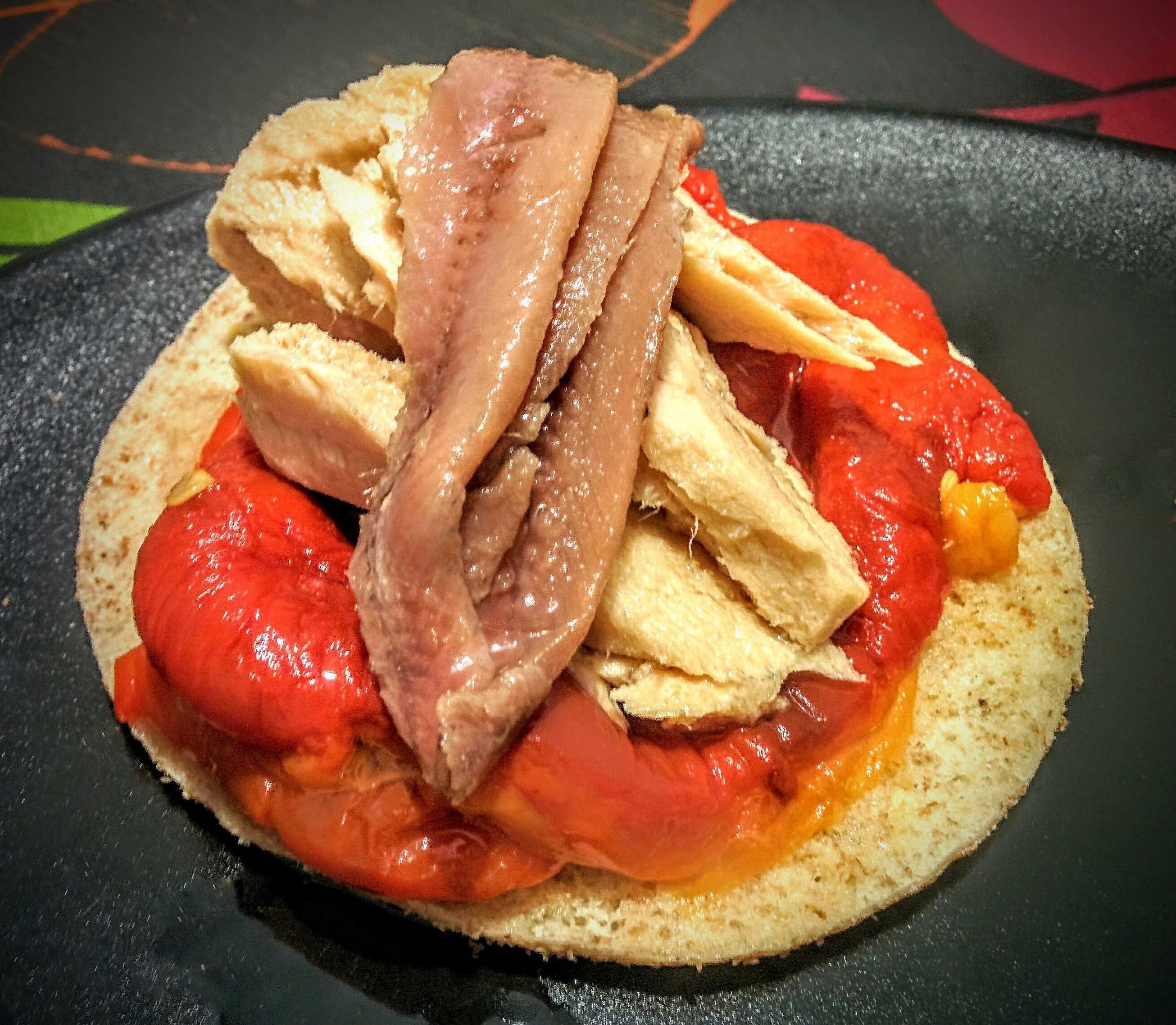 Tostada integral con pimientos y pescado azul