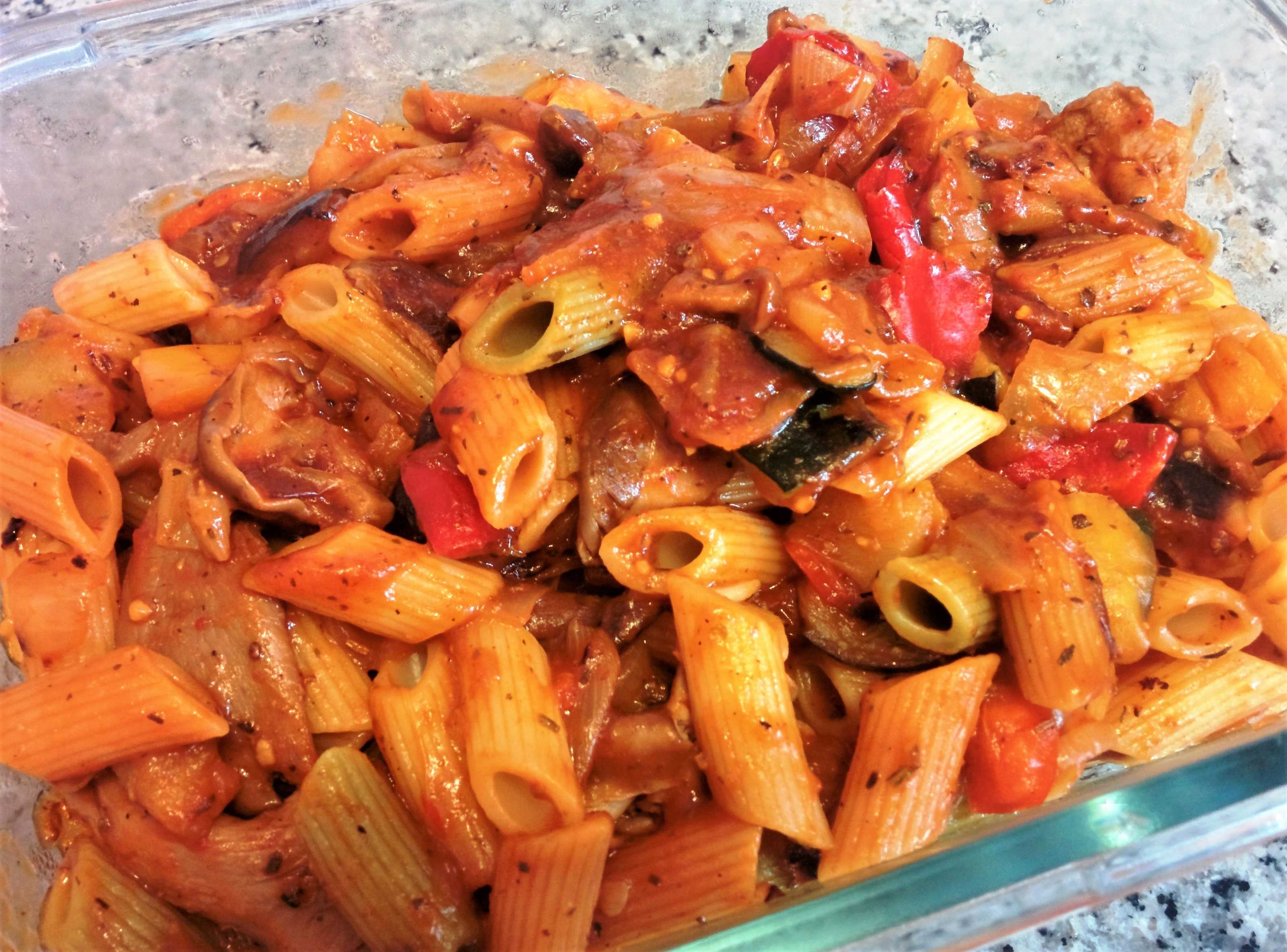 Macarrones tricolor con pisto de verduras