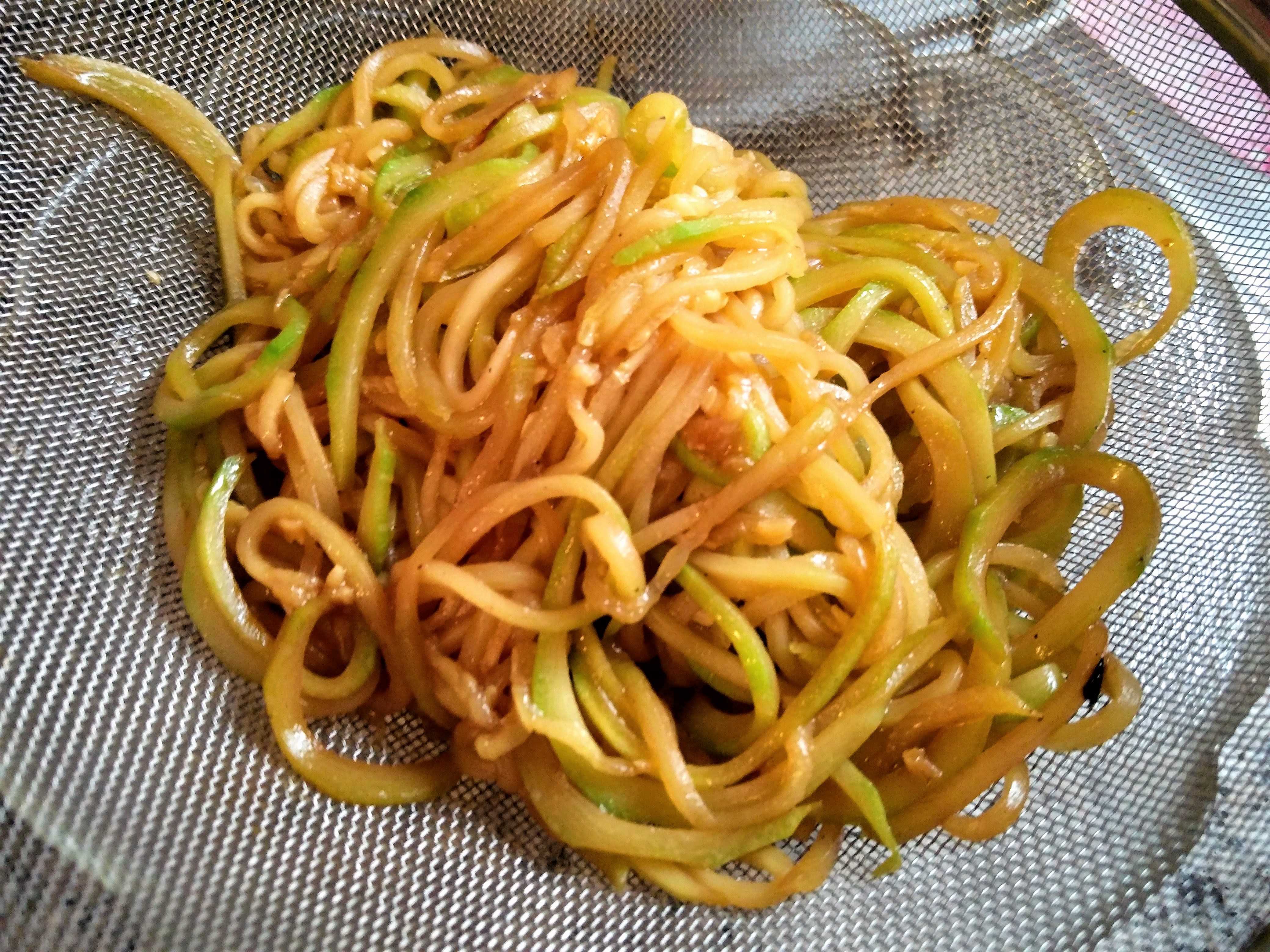 Espaguetis de calabacín salteados con soja