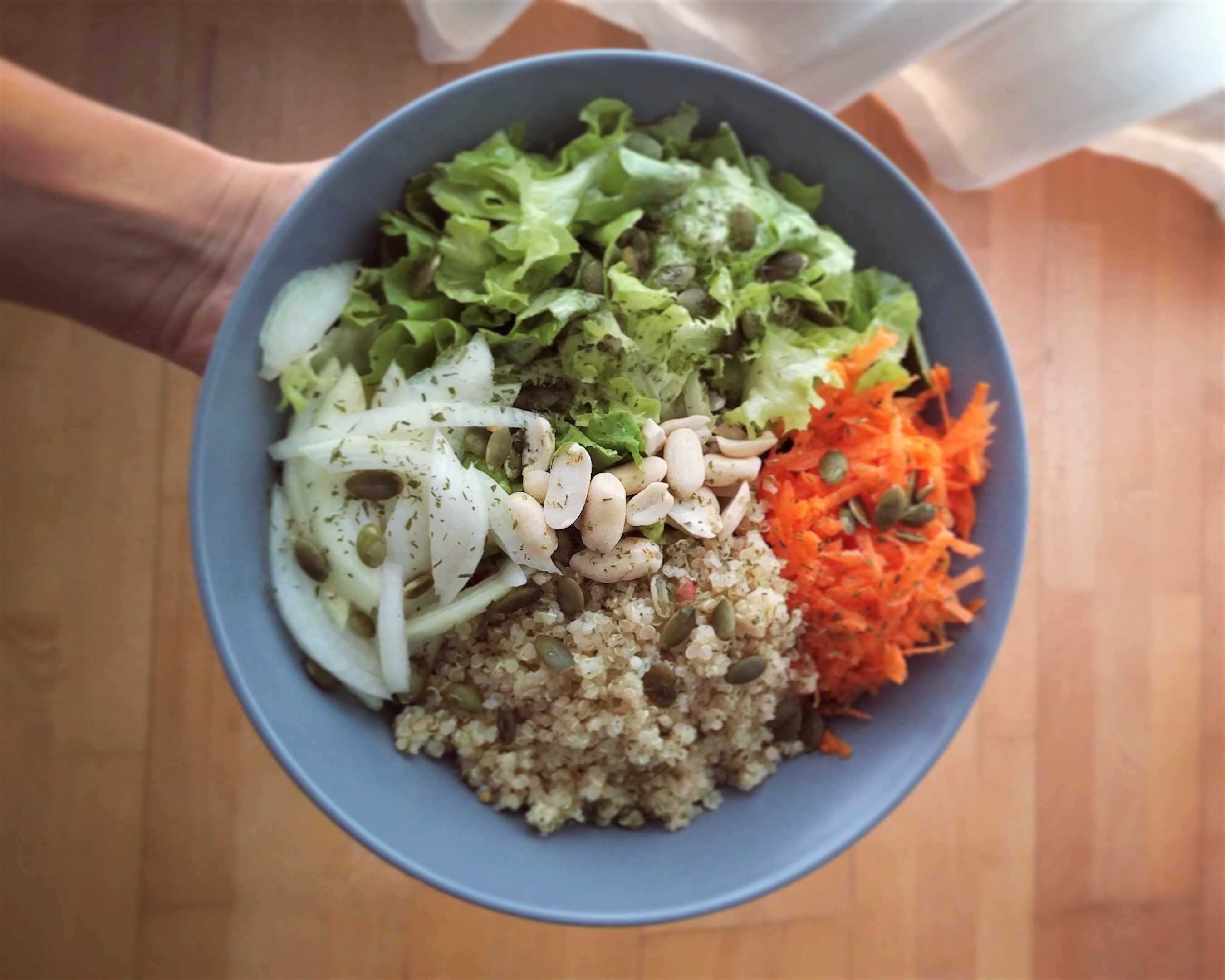 Ensalada con quinua y cacahuetes