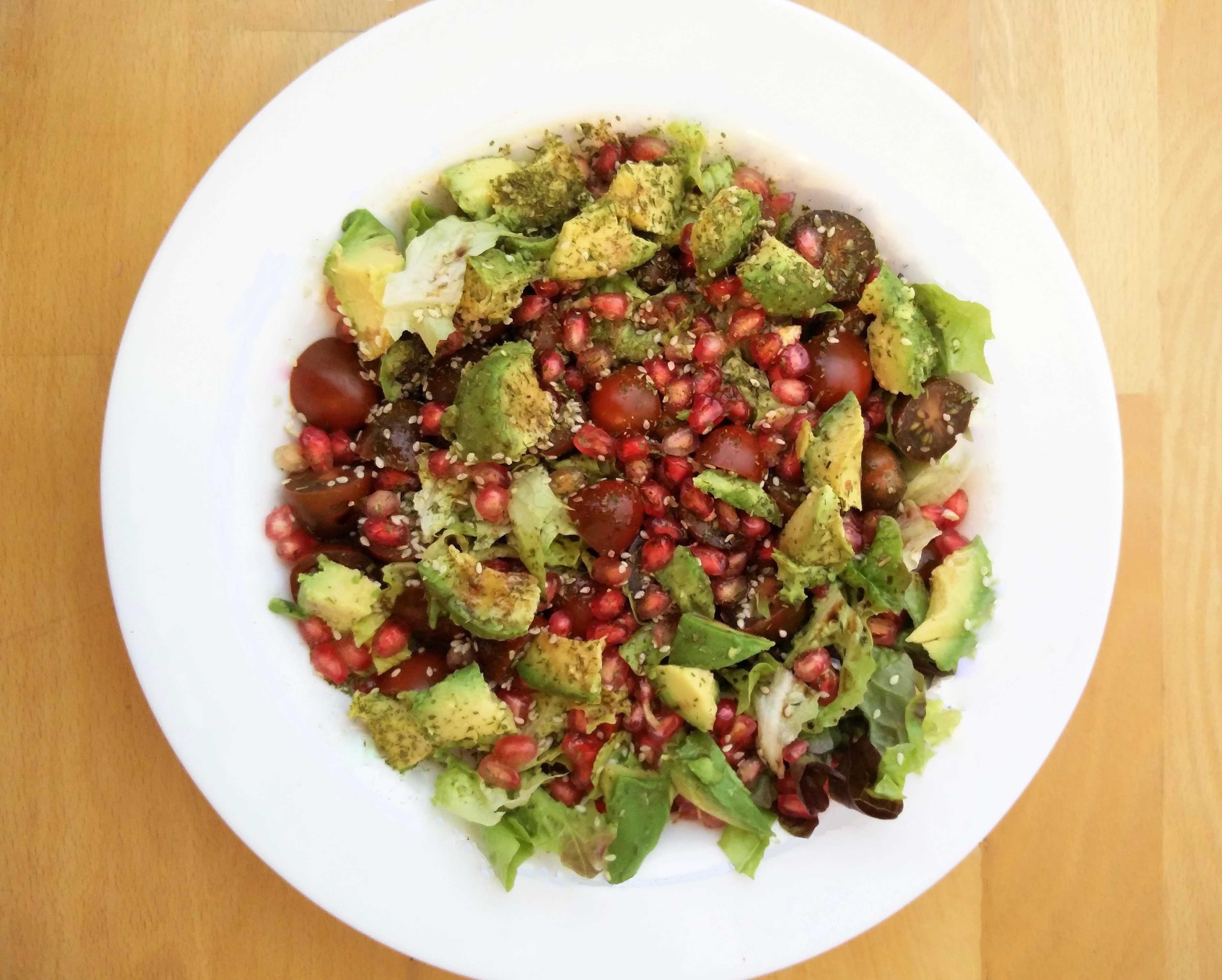 Ensalada con aguacate y granada