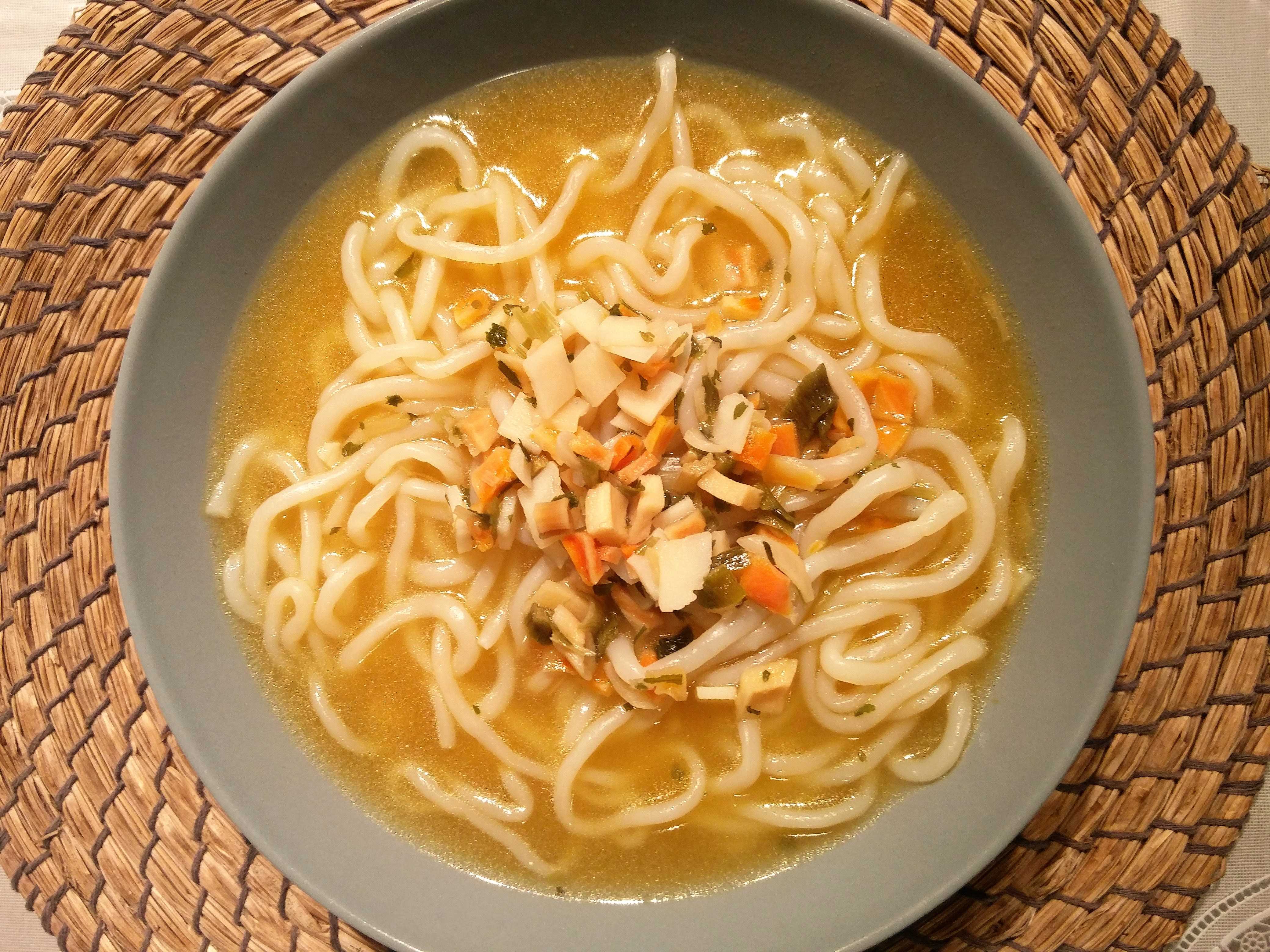 Sopa juliana con fideos de konjac