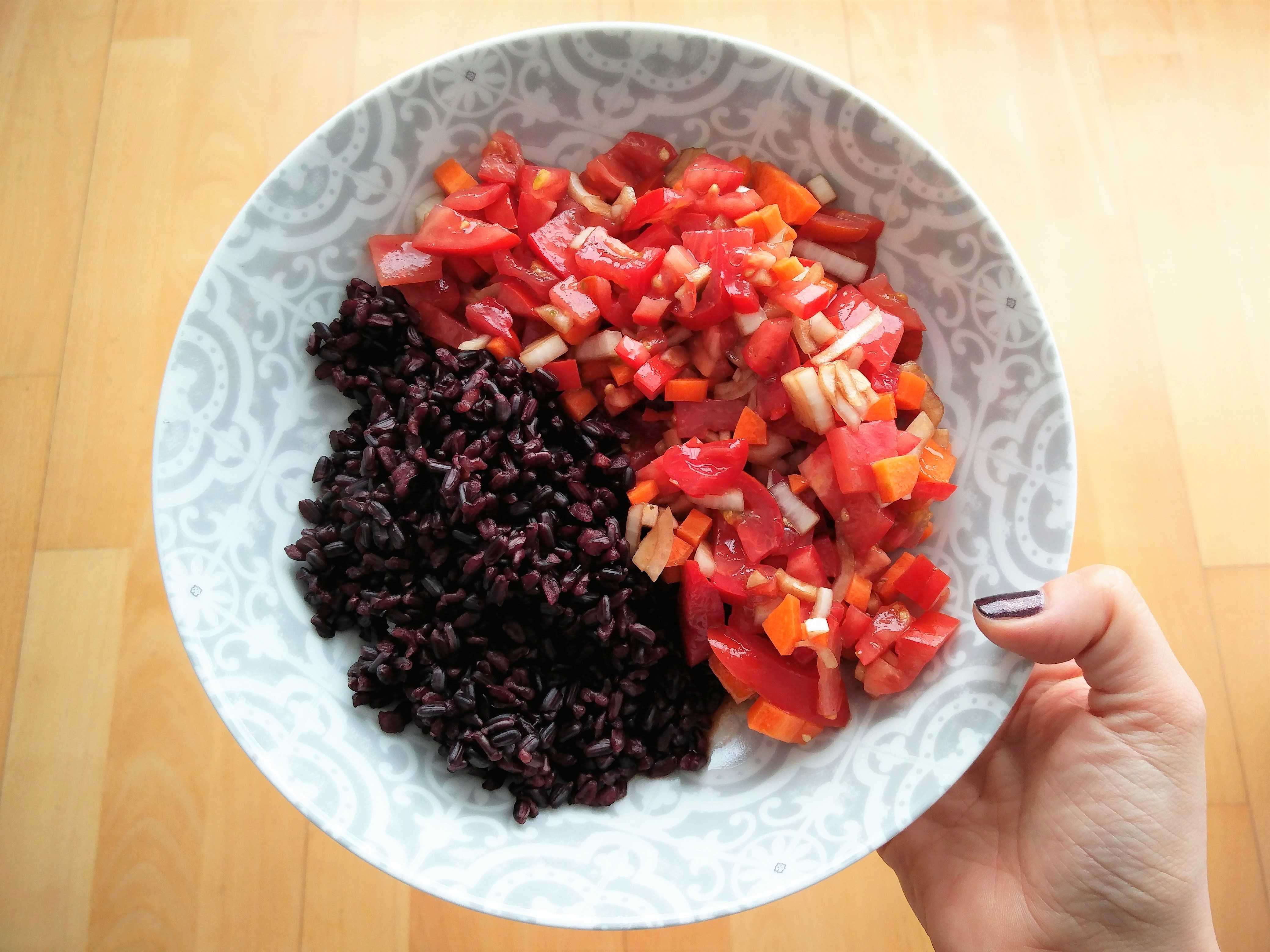 Arroz negro con crudités