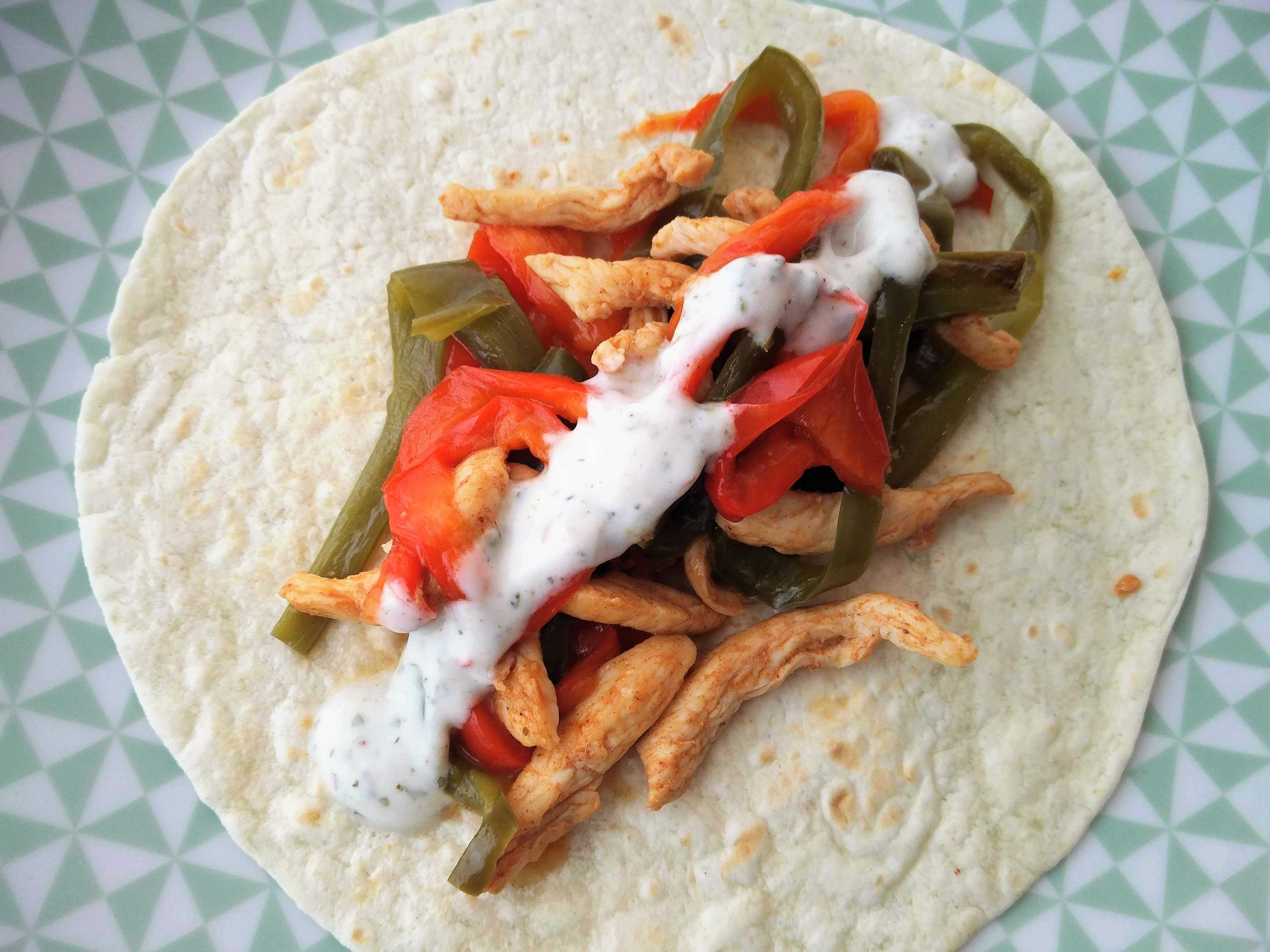 Fajitas de pollo y verduras asadas