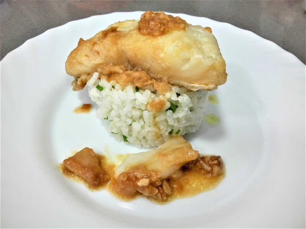 Arroz con bacalao encebollado