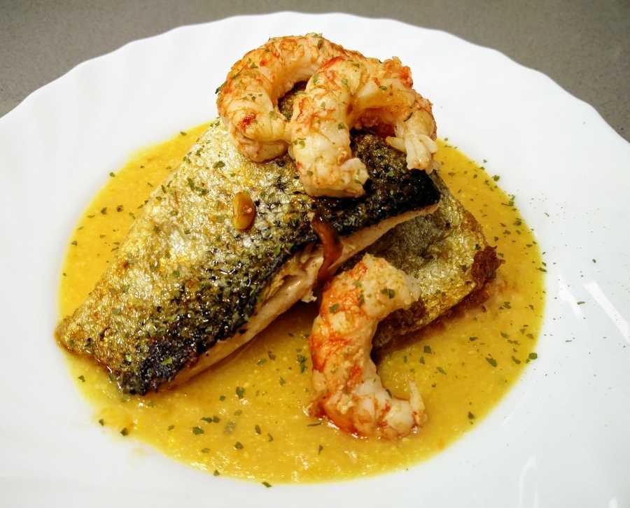 Salmón con gambas y base de zanahoria