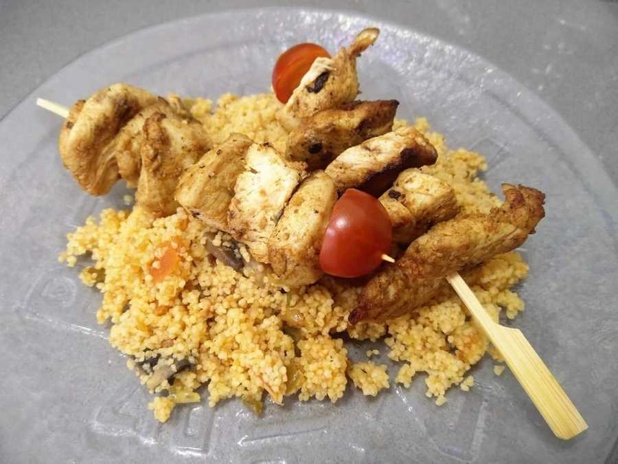 Brochetas de pollo con cous-cous integral