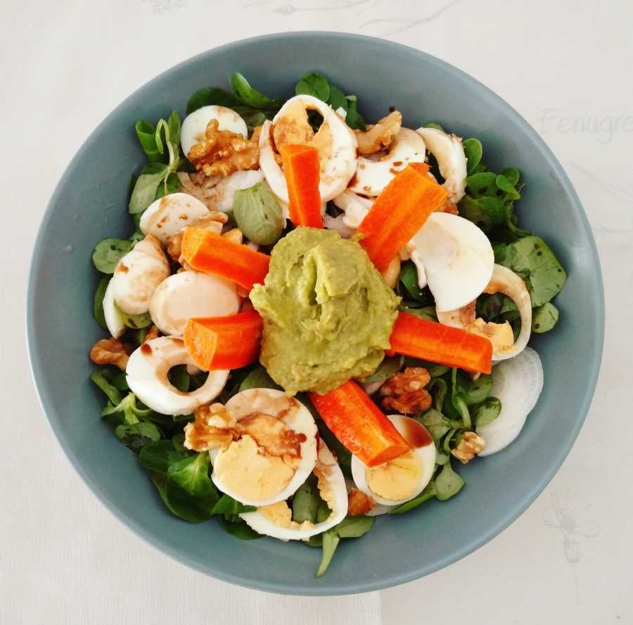 Ensalada con huevo y guacamole