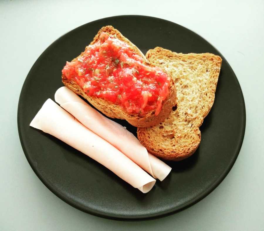 Biscotes de lino con tomate y pavo