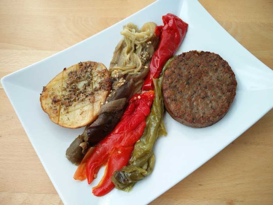 Hamburguesa vegetal con verduras asadas