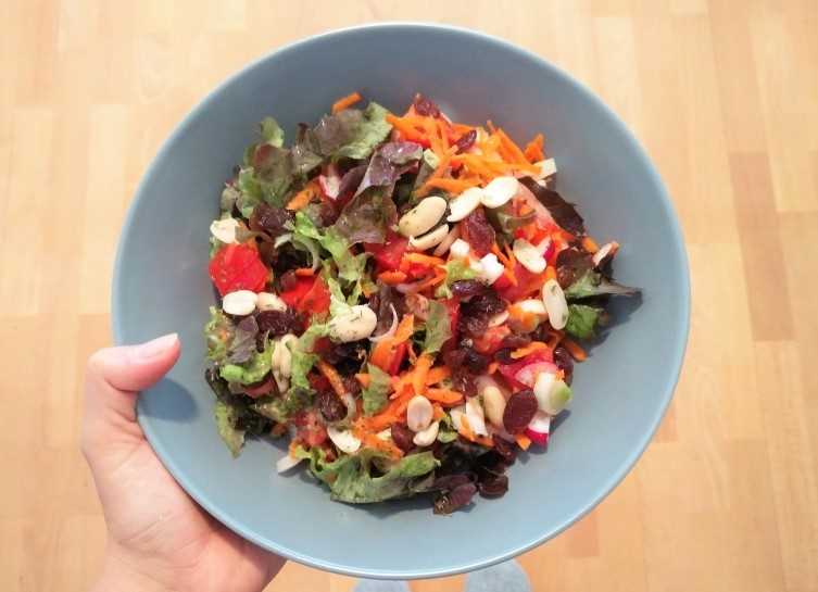 Ensalada con cacahuetes y pasas