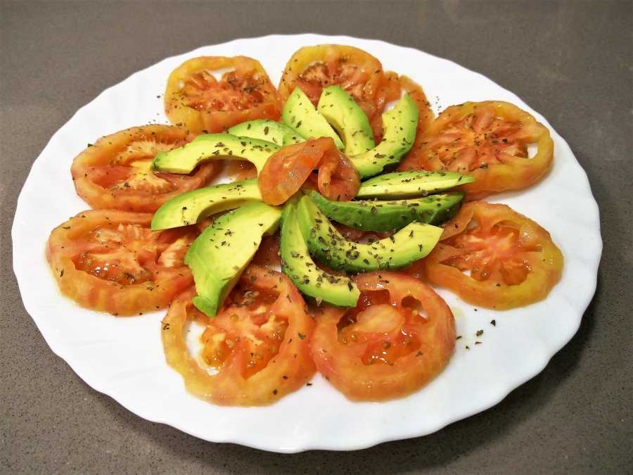 Ensalada de tomate y aguacate