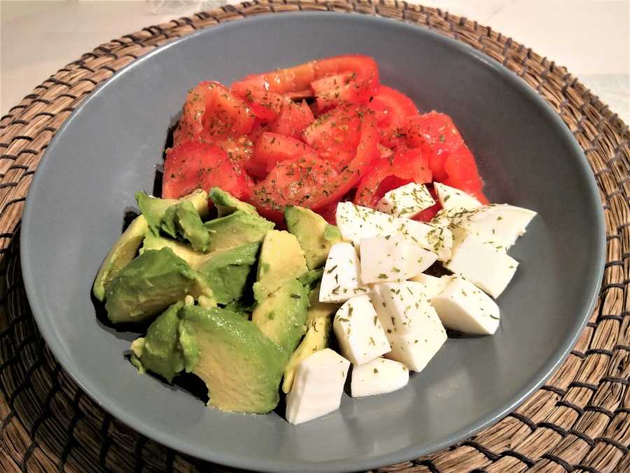 Tomate con aguacate y queso fresco