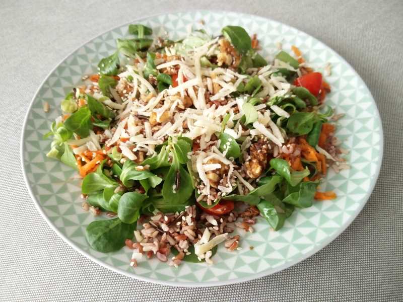 Ensalada con arroz salvaje y parmesano