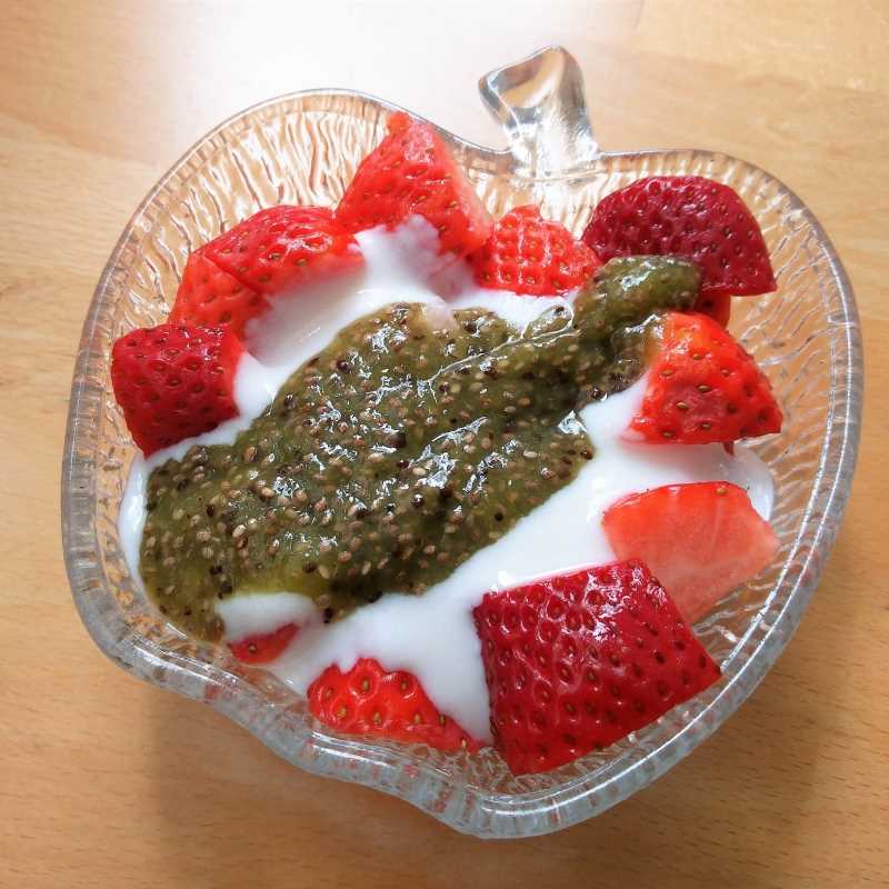 Yogur con fresas y mermelada de kiwi natural