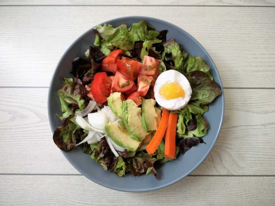 Ensalada con huevo y aguacate