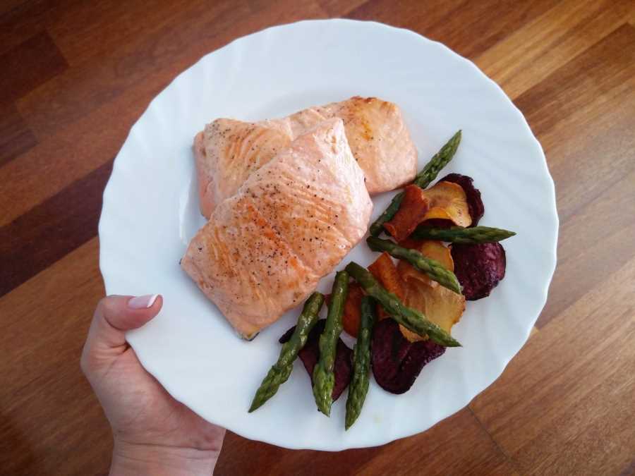 Salmón con chips de hortalizas