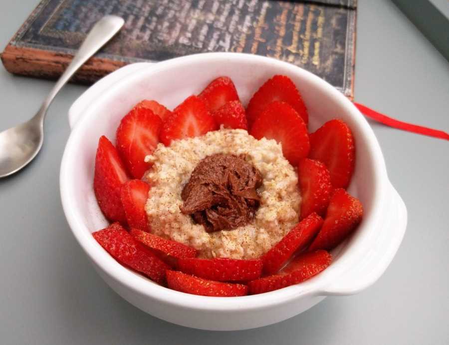 Porridge con fresas y crema de cacao