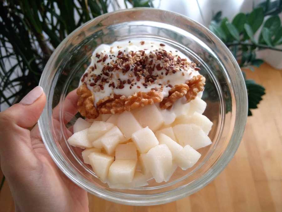 Yogur con pera, nueces y semillas