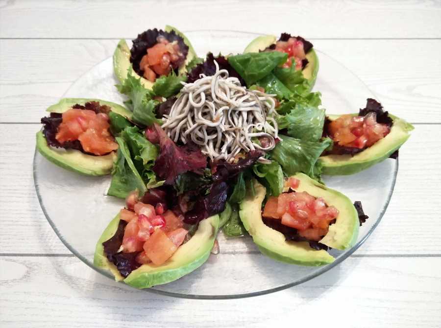 Ensalada de aguacate y gulas