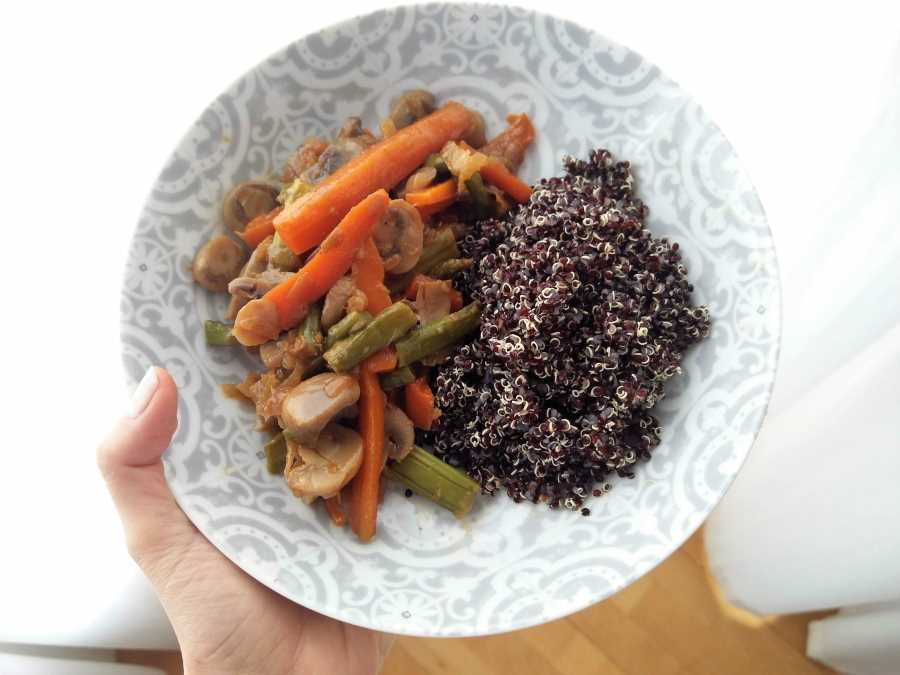 Verduras salteadas con quinua negra