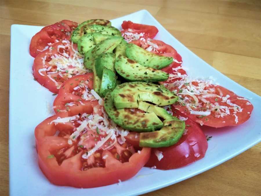 Ensalada de tomate con aguacate a la plancha