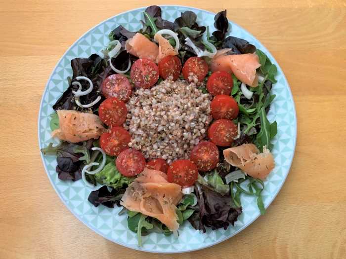 Ensalada con trigo sarraceno y salmón