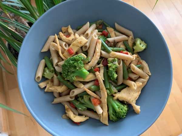 Macarrones integrales con verduras y pollo