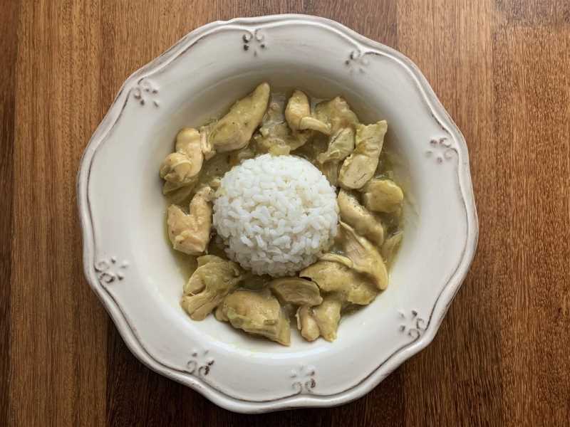 Pollo al curry con arroz redondo