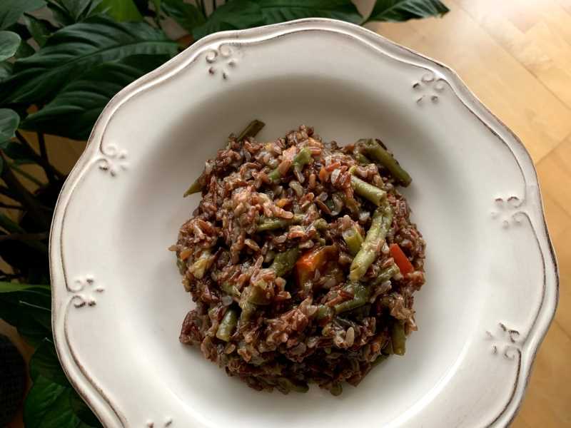 Arroz rojo con verduritas