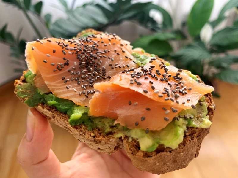 Tostada con aguacate, salmón y chía